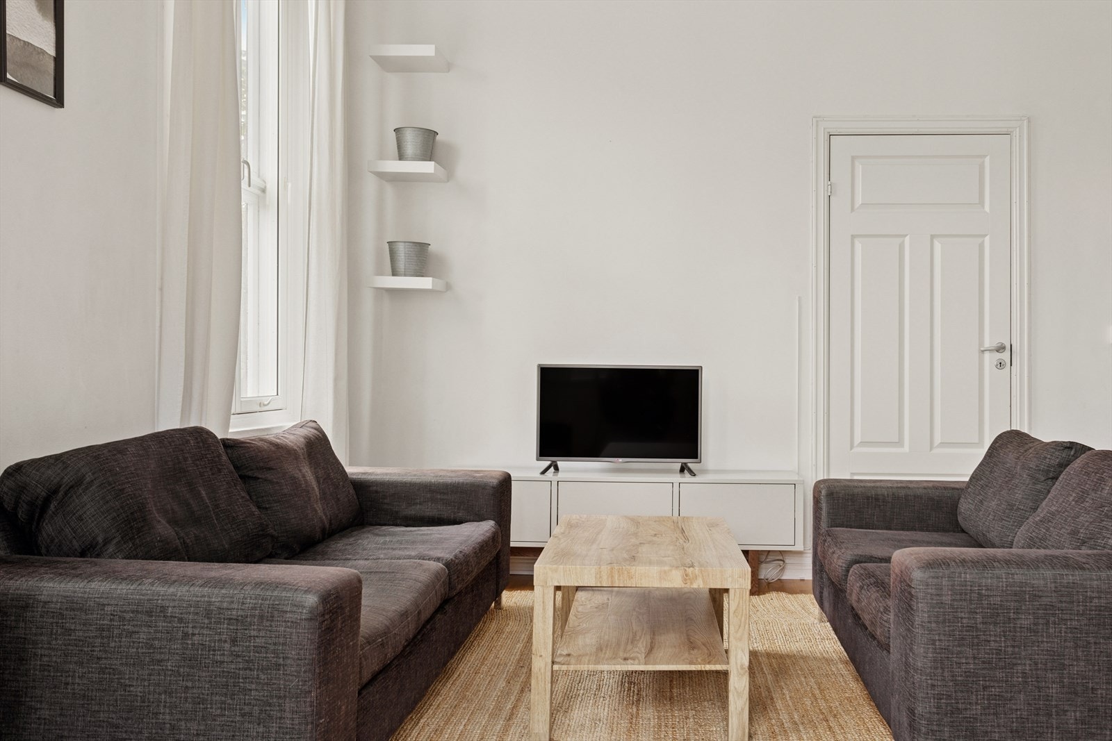 Stuen har god plass til ulike sofaløsninger. Galleribilde