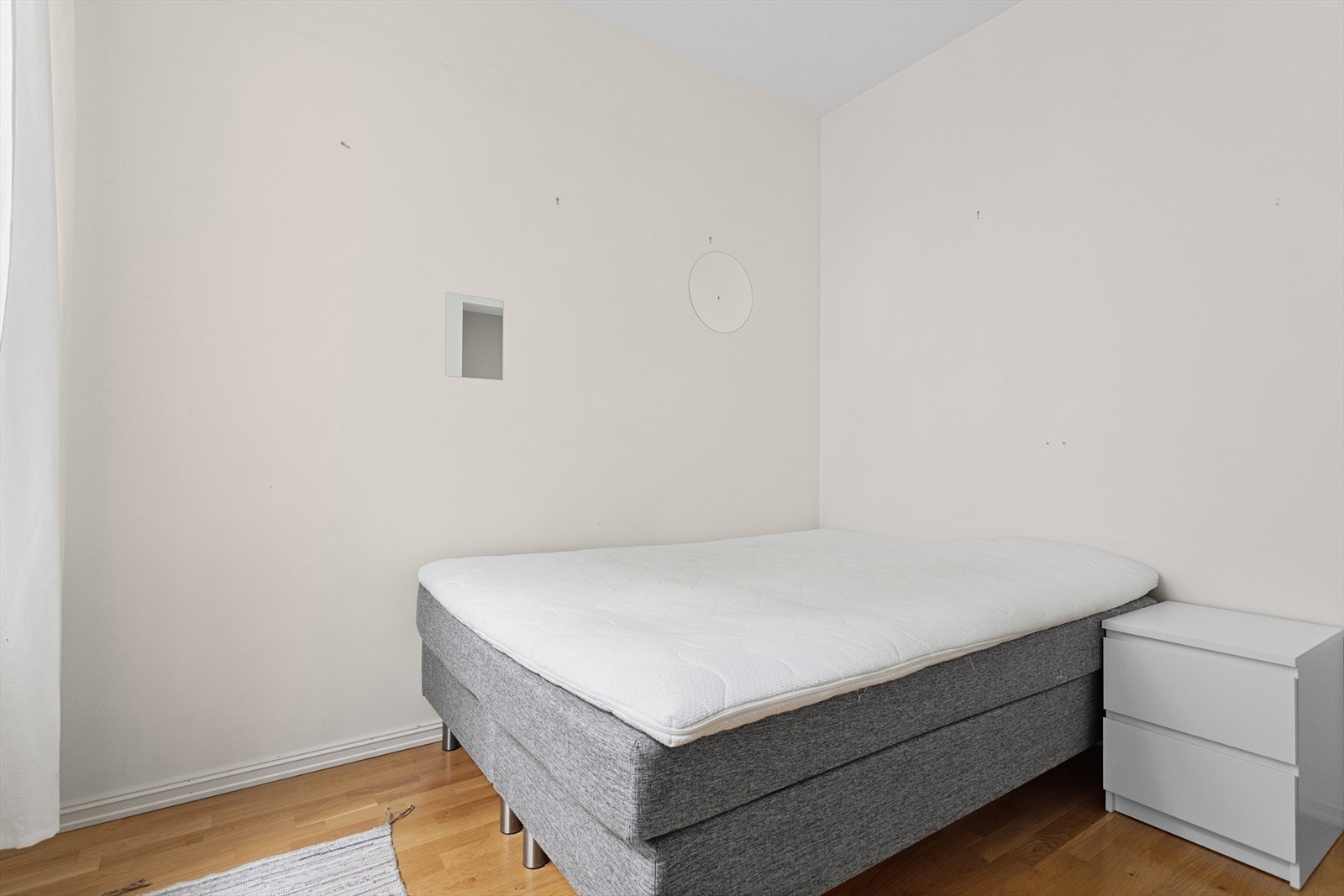 Leiligheten har to gode - og lysmalte soverom på hhv. ca. 8,5 og 7,1 m². Galleribilde