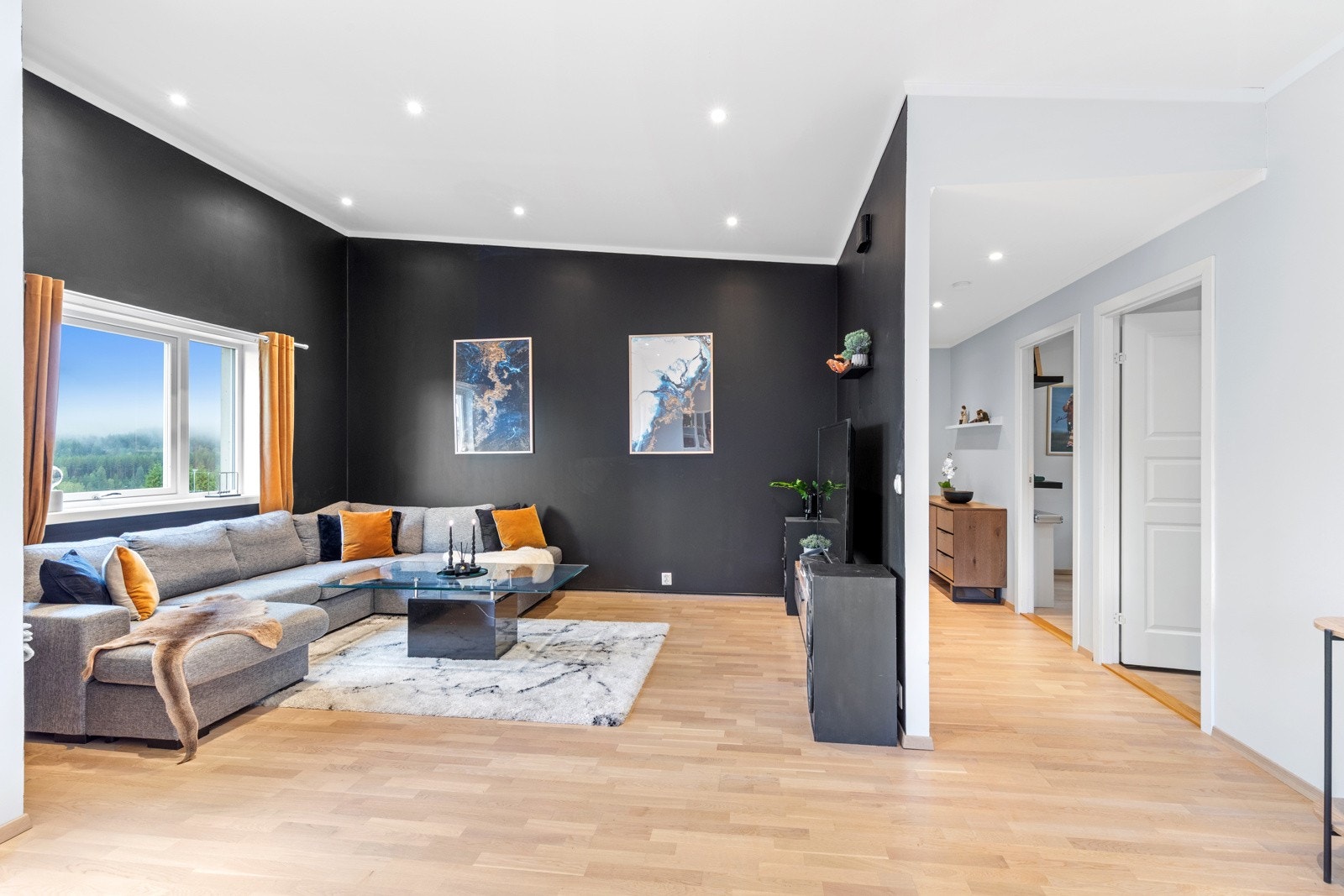 Leiligheten fremstår som moderne og pen, med mørke farger i stuen. Galleribilde