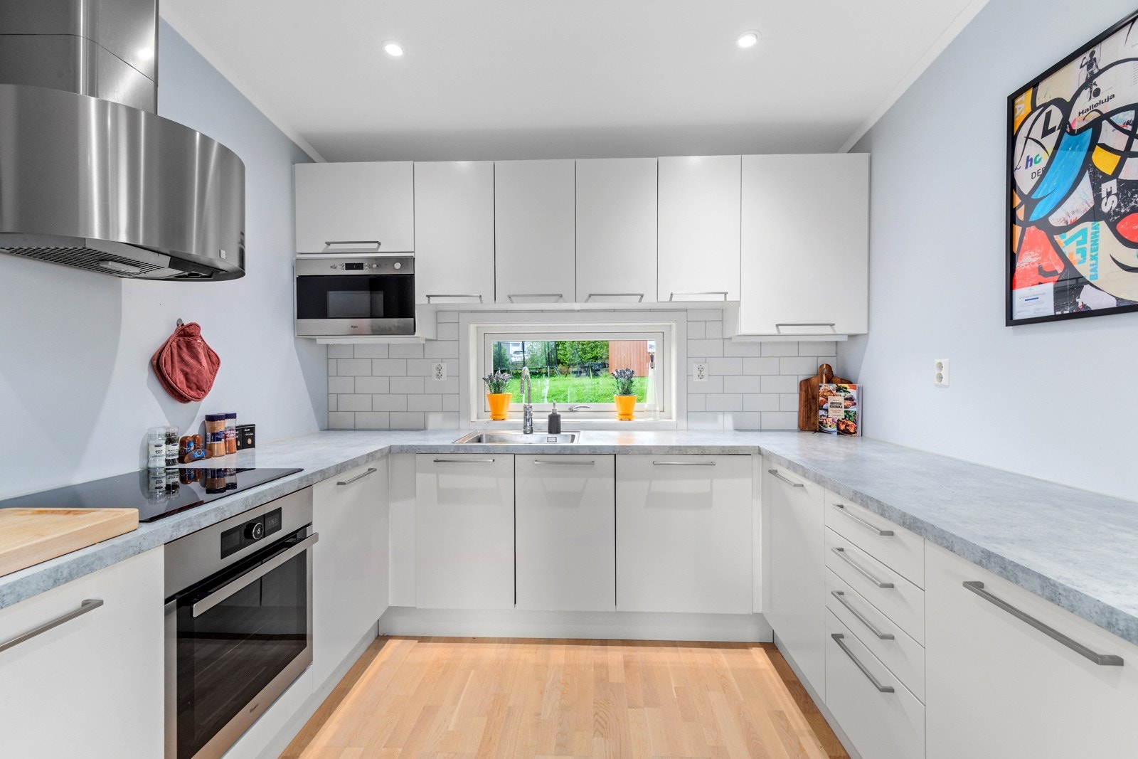 Kjøkkenet har Sigdal innredning fra byggeår med stilrene, hvite slette fronter. Galleribilde