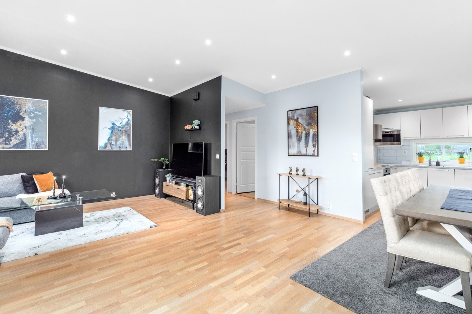 Stuen er svært romslig og byr på mange innredningsmuligheter Galleribilde