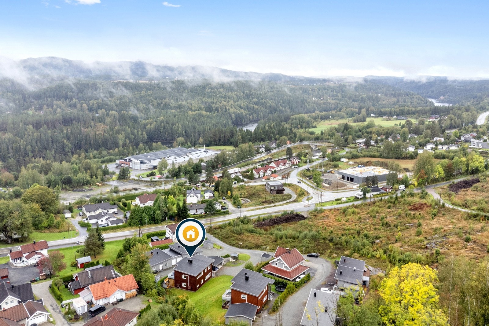 Boligen ligger i et barnevennlig og veletablert boligområde, med kort avstand til skoler og banehager Galleribilde