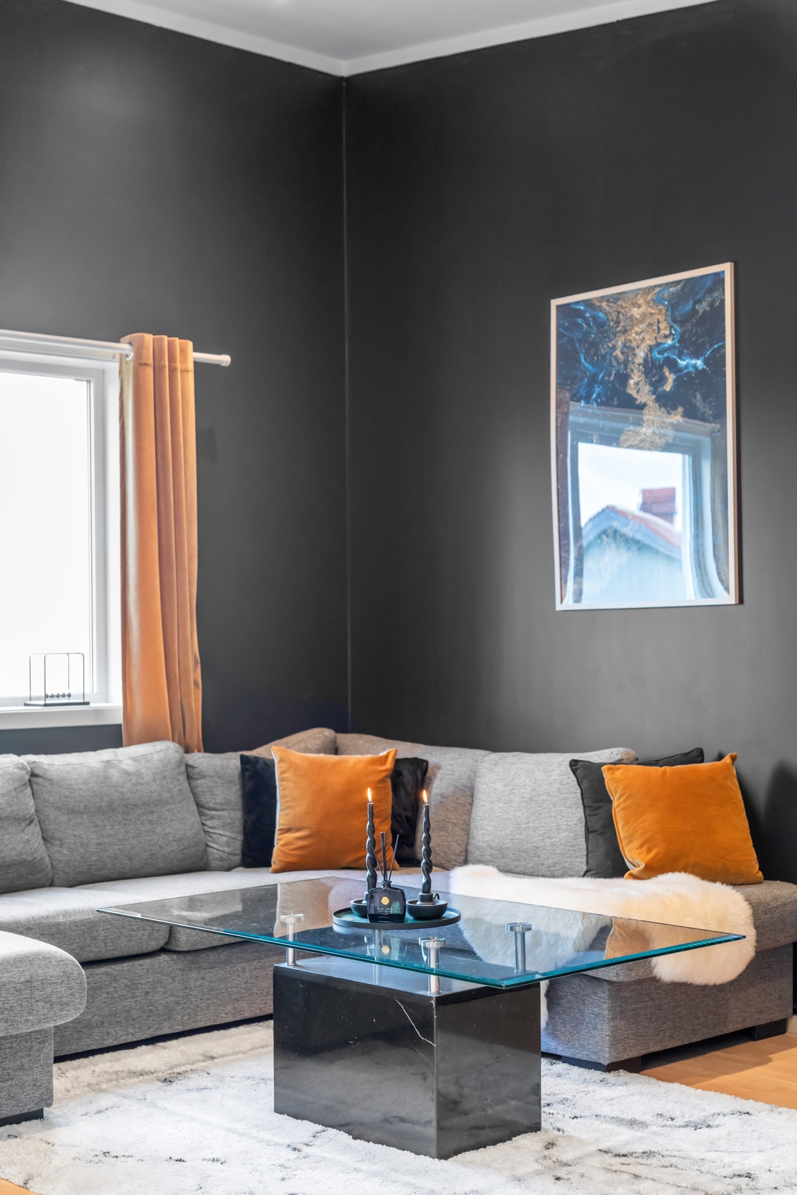 Deler av stuen er malt i sort, som skaper en stilfull kontrast til resten av rommet Galleribilde