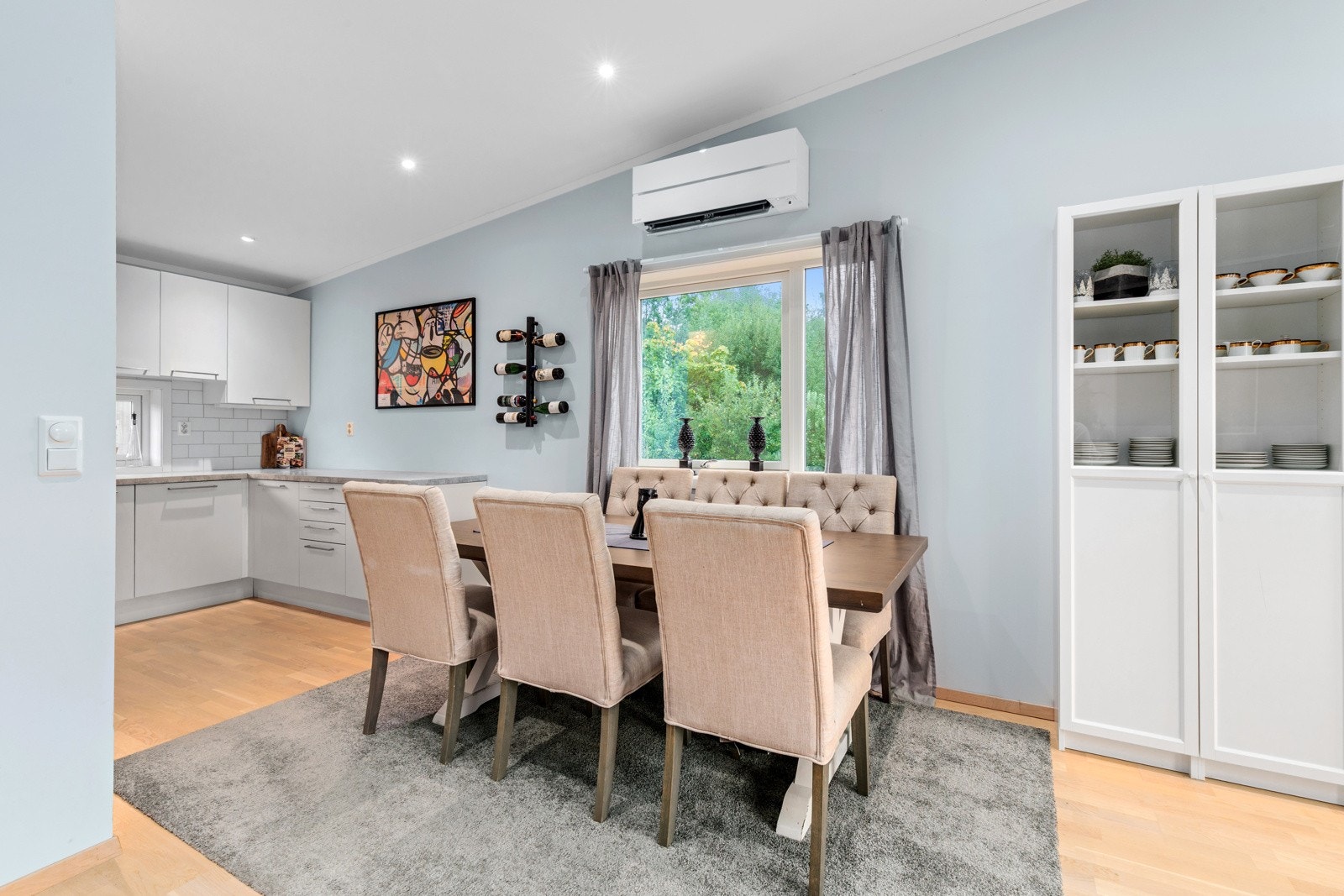 Luft-til-luft varmepumpe fra omkring år 2020 er plassert i stuen Galleribilde