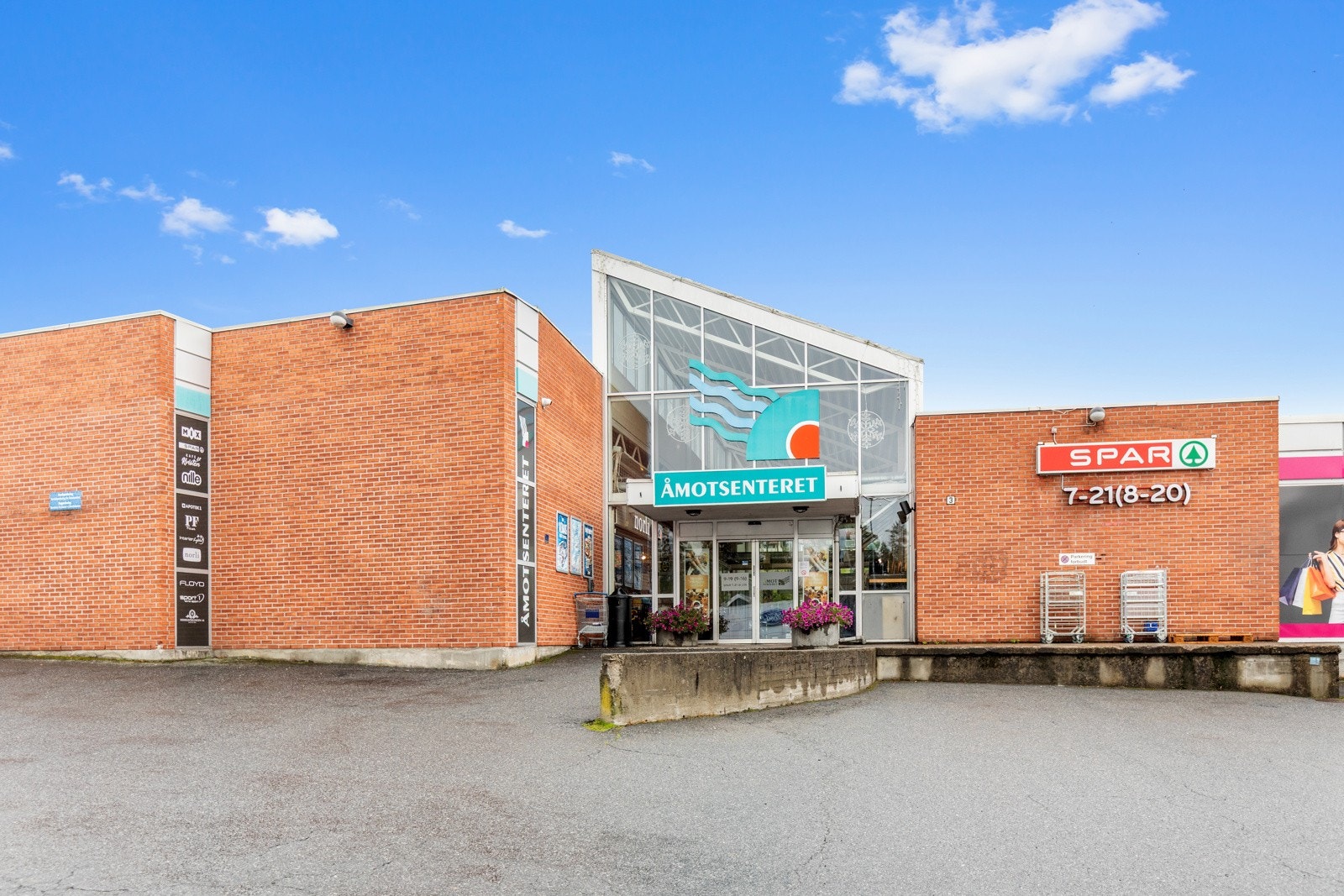 Åmotsenteret ligger like i nærheten med de fleste servicetilbud Galleribilde