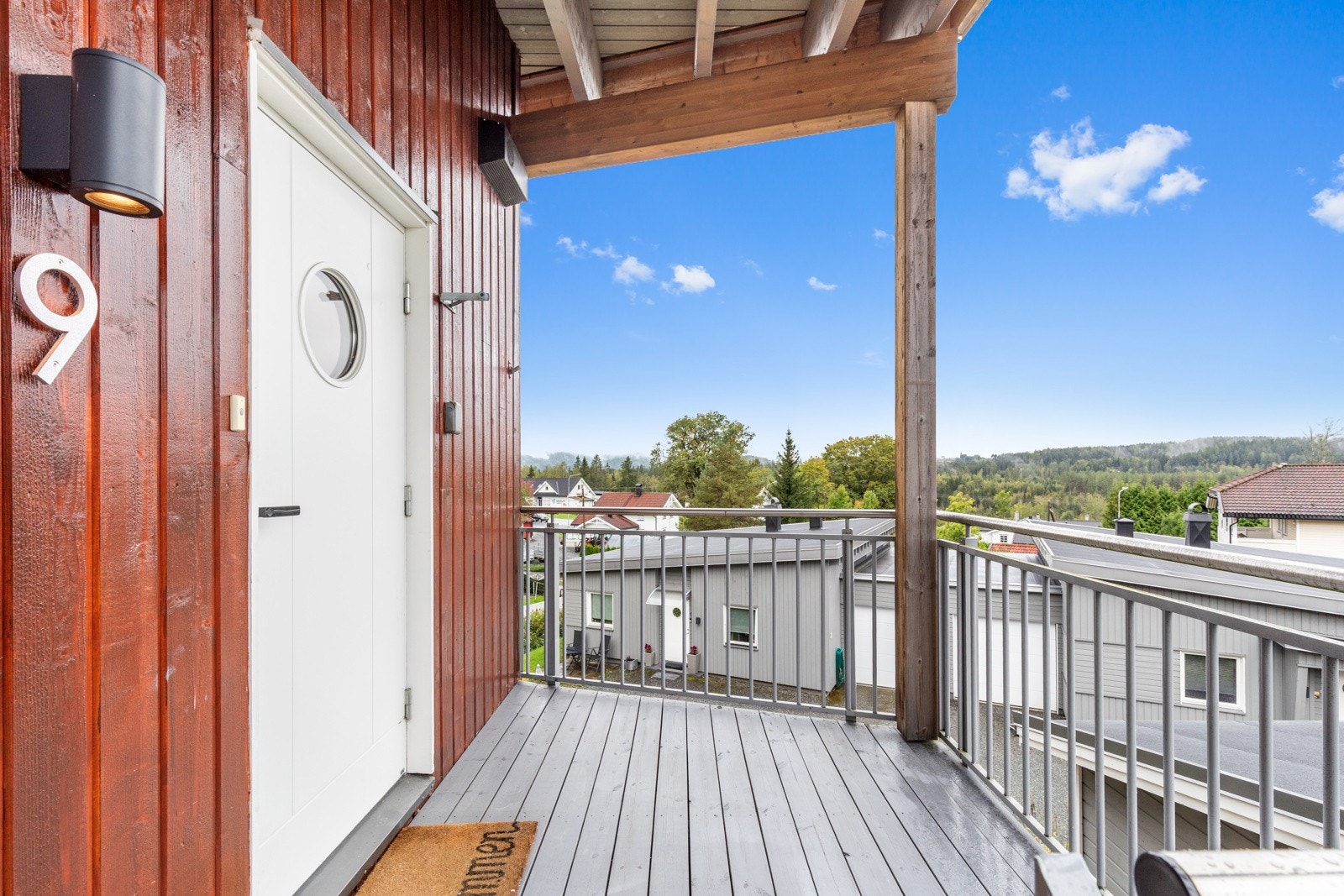 Boligen ligger i byggets 2 etasje - velkommen inn! Galleribilde