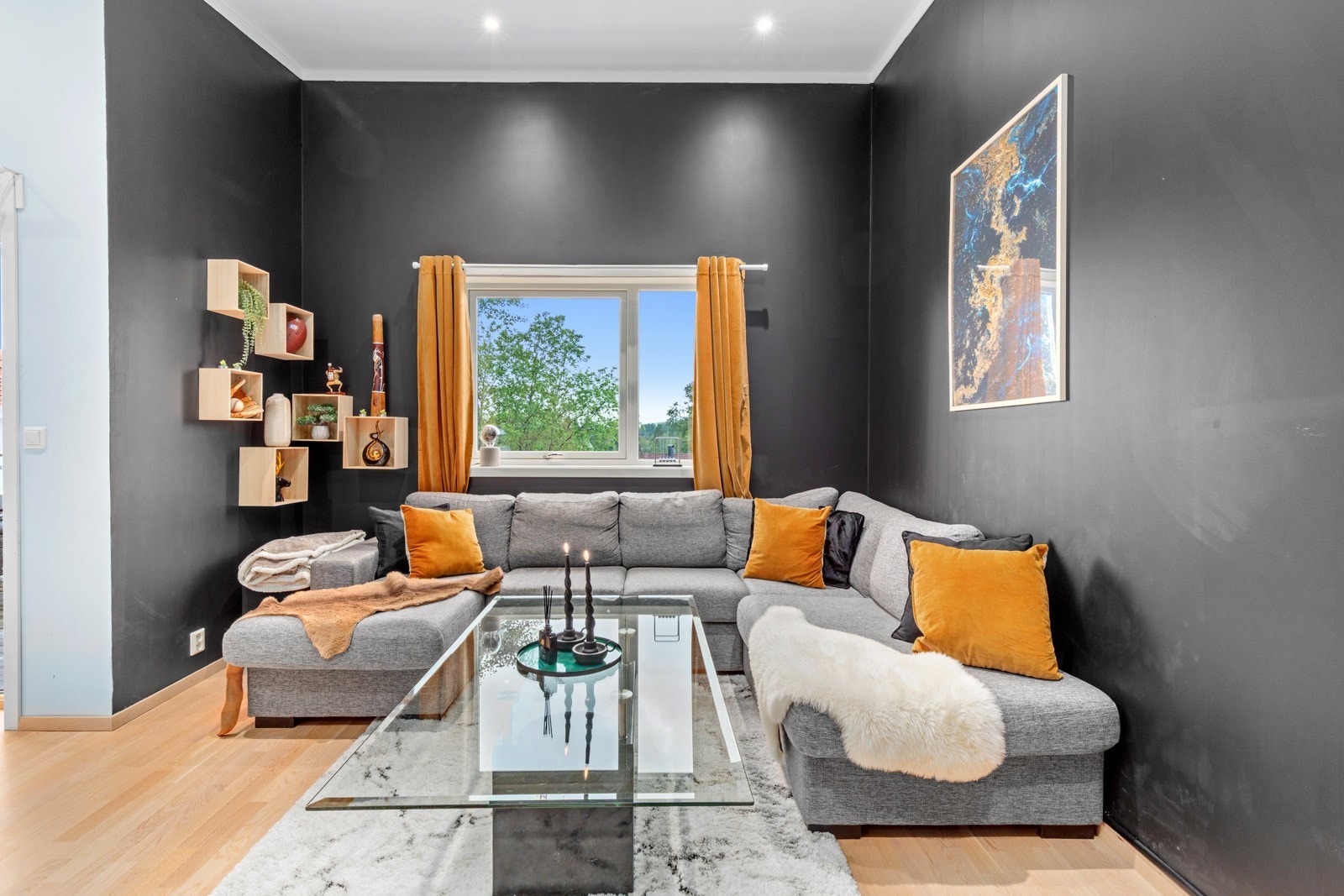 Den skrå himlingen gir særpreg og en luftig romfølelse, med takhøyde på opptil 3,20 meter! Galleribilde