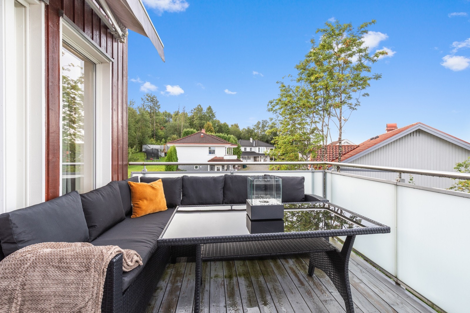 Solrik balkong med plass til utemøbler Galleribilde