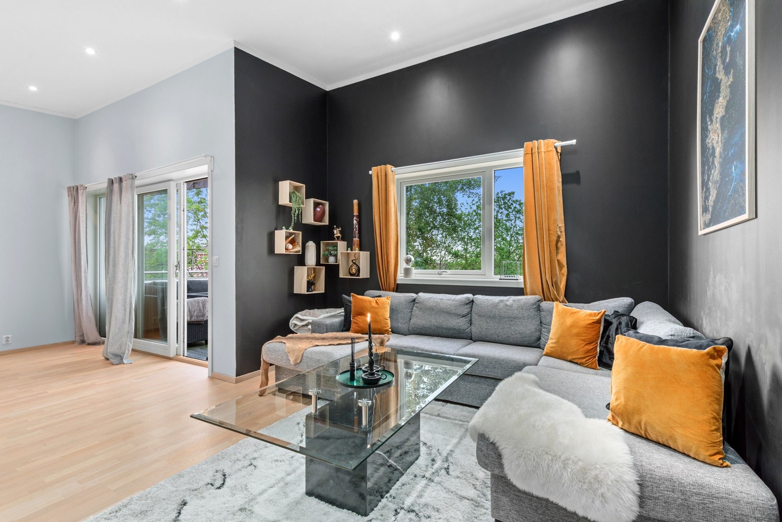 Fra stuen er det utgang til balkong med fin utsikt Galleribilde