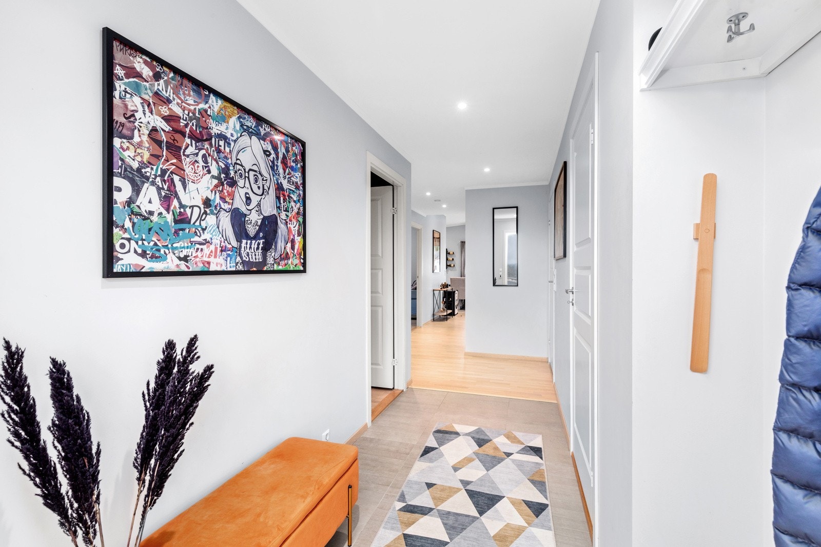 Lys og trivelig entré med gulvfliser og behagelig gulvvarme Galleribilde