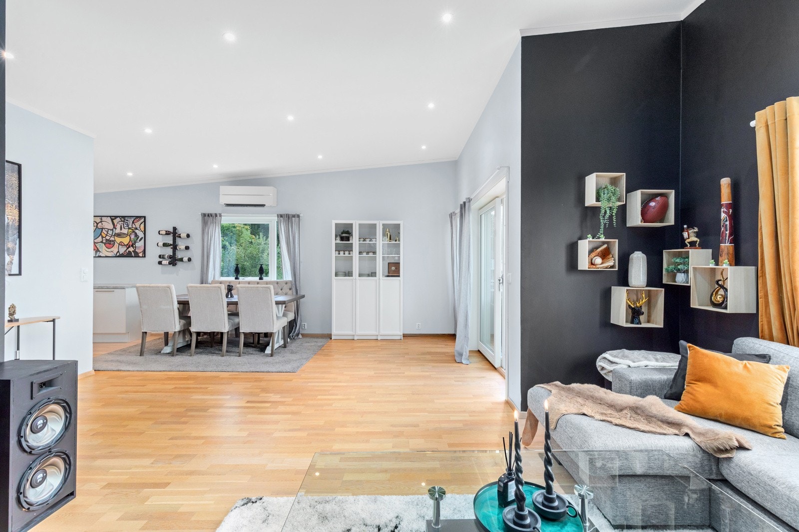 Himlingen i stuen er utstyrt med innfelte downlights som gir god belysning Galleribilde