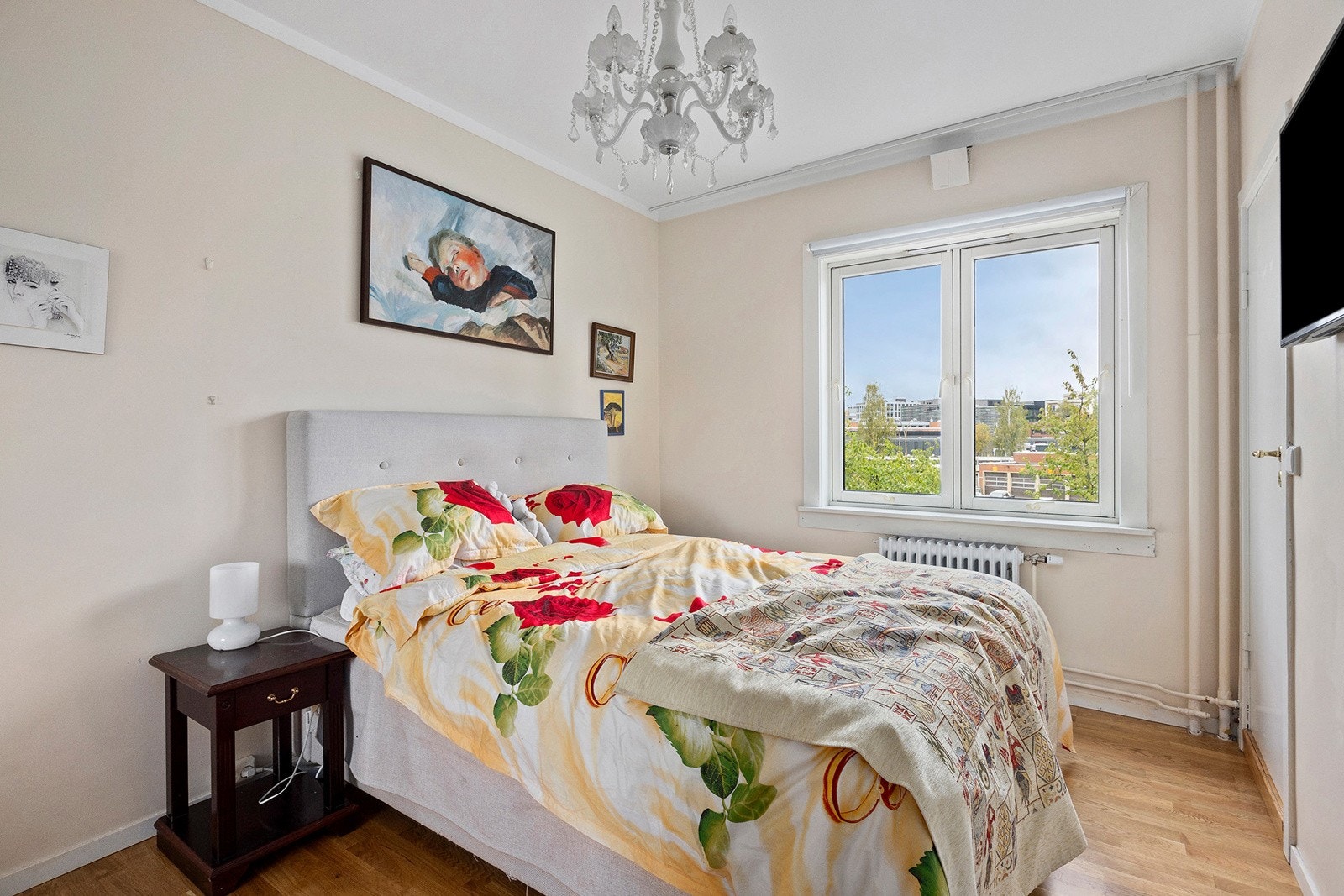 Soverom 1 med plass til dobbeltseng og nattbord. Galleribilde