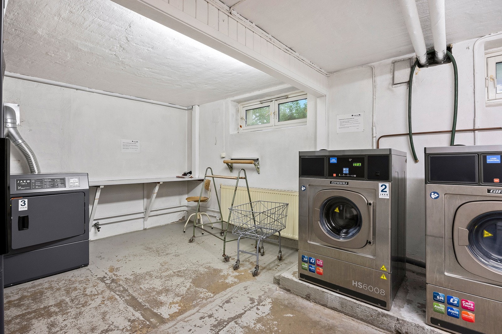 Det er fellesvaskeri i borettslaget. Leiligheten har opplegg for vaskemaskin på badet. Galleribilde