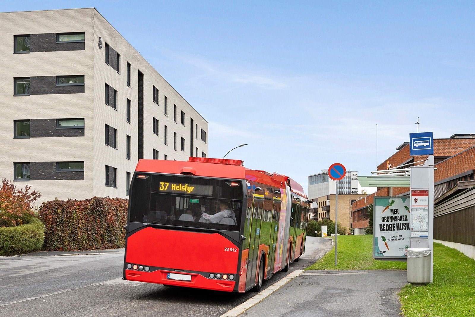 Umiddelbar nærhet til busstopp for Buss 37 med hyppige avganger gjennom byen. Galleribilde