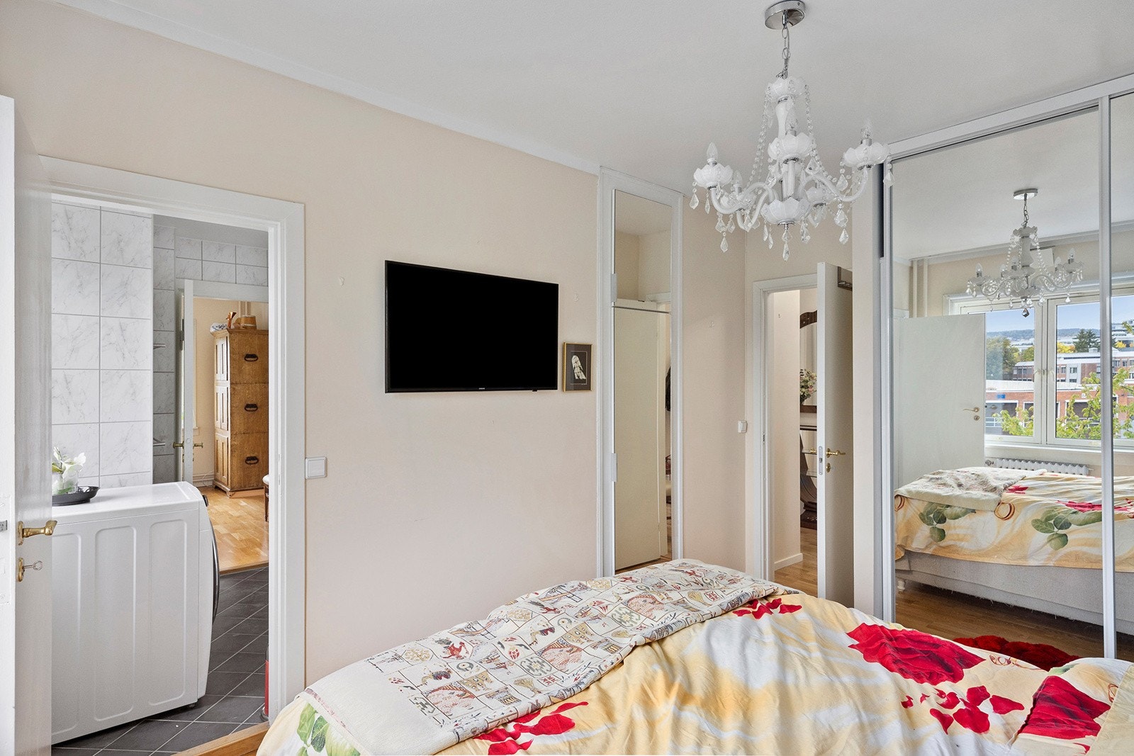 Soverom 1 med oppbevaringsplass i skyvedørsgarderobe og kott. Direkte adkomst til bad. Galleribilde
