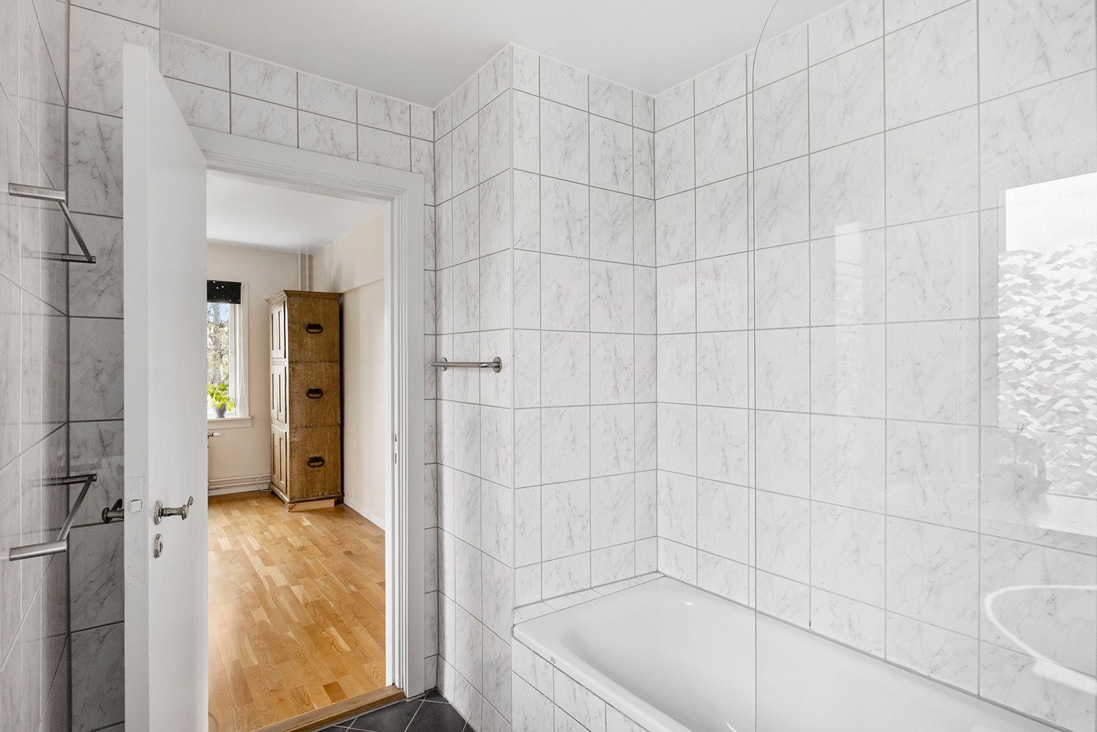 Badet ble renovert i regi av borettslaget i 2009. Vindu som gir lys og luft på badet. Galleribilde