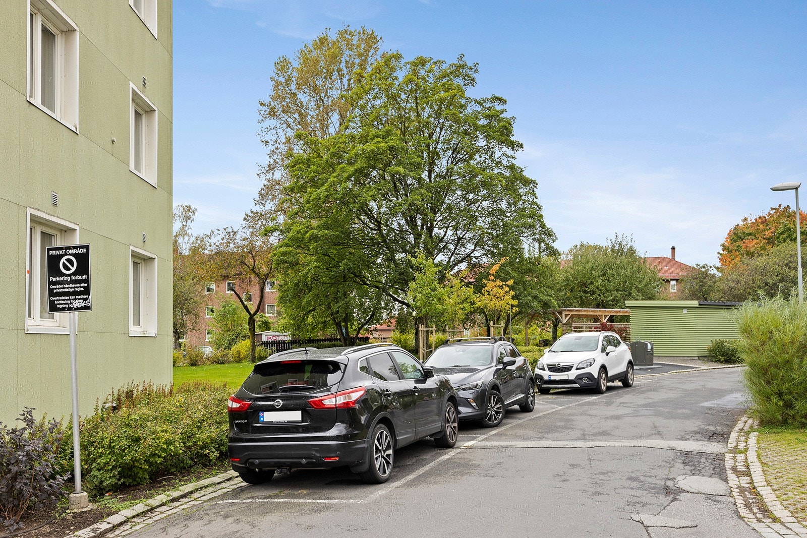 Det er beboerparkering i området. Borettslaget har parkeringsplasser som leies ut etter venteliste. Galleribilde