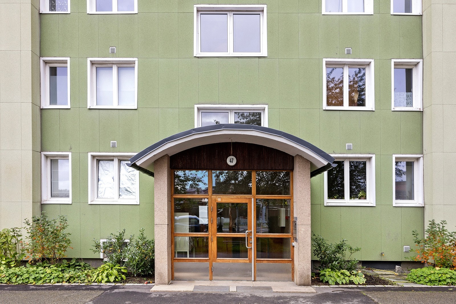 Etterstad er et populært område med kort vei til parker, turområder, off. kommunikasjon og butikker. Galleribilde