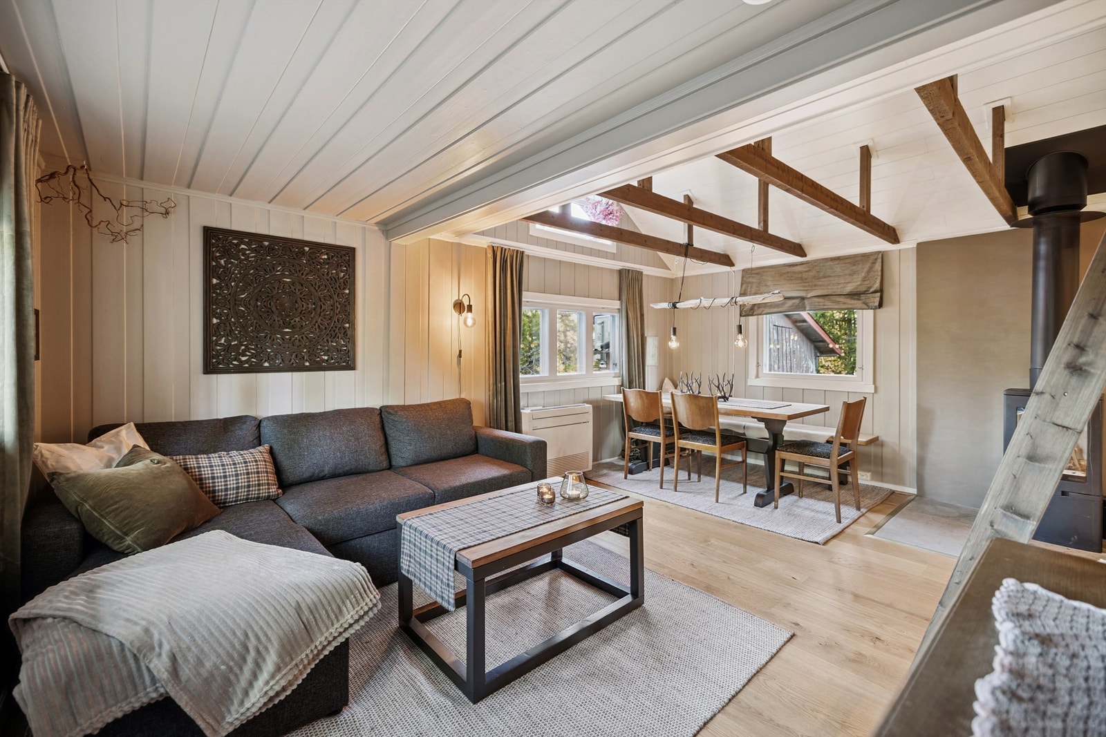 Stuedelen har god plass for en sofagruppe og et spisebord. Galleribilde