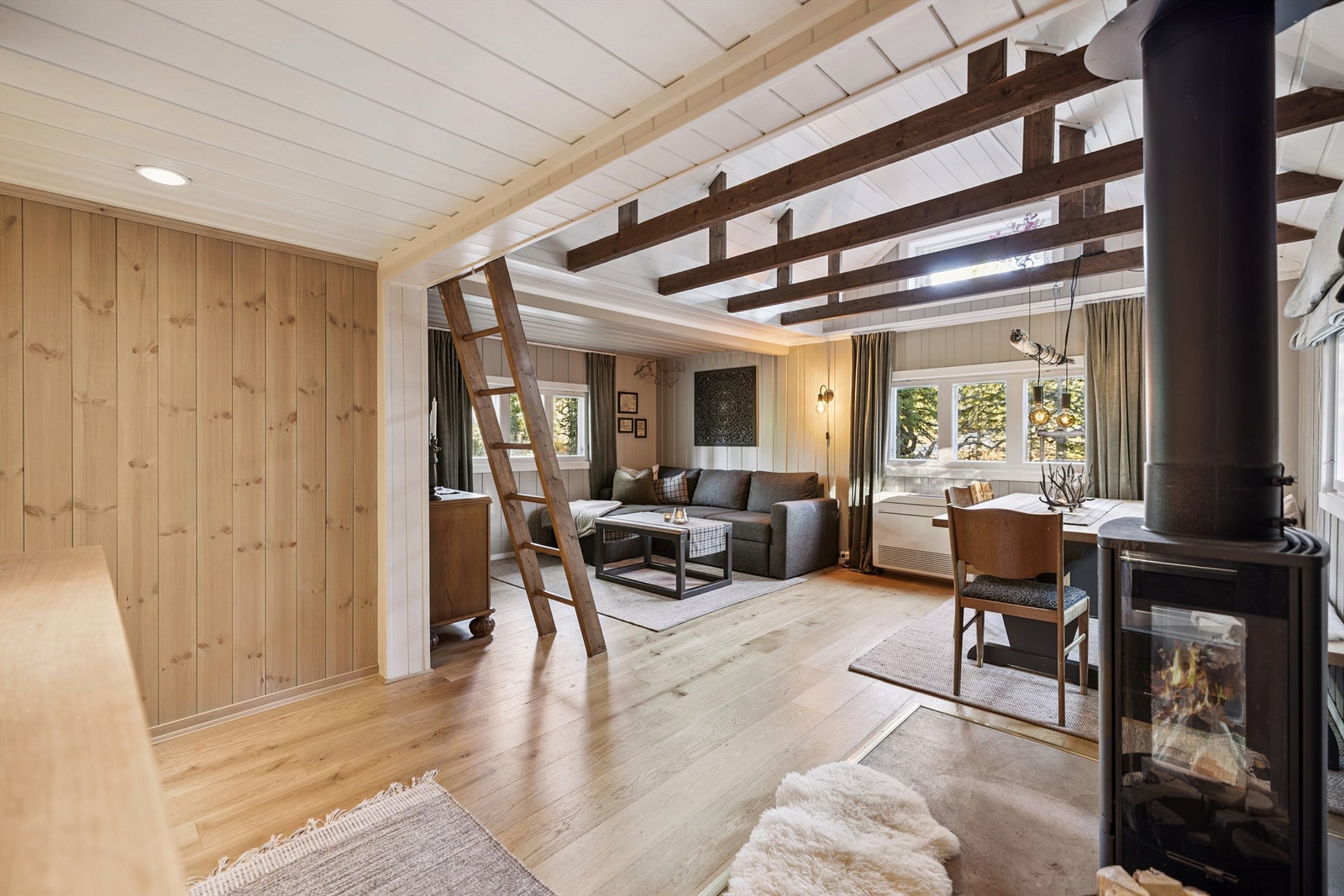 Videre inn åpner hytta seg opp med en sosial stue- og kjøkkenløsning. Galleribilde