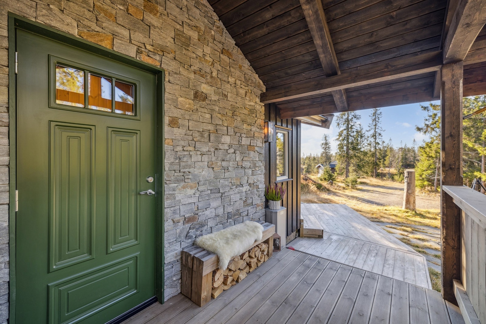 Tilbake utenfor ser vi det delvis overbygde inngangspartiet. Galleribilde