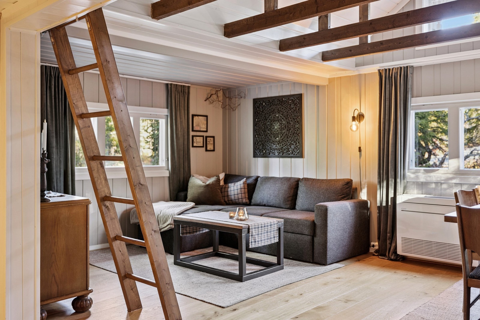 Fra stuen leder en skyvbar tretrapp opp til hemsen. Galleribilde