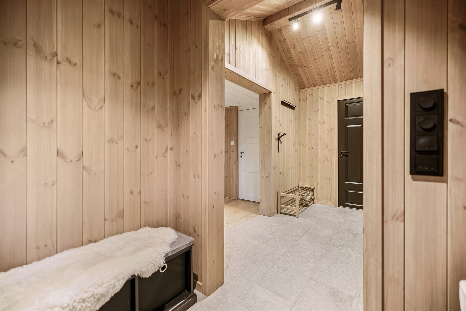 Her er det god plass til oppbevaring av yttertøy for alle årstider. Galleribilde