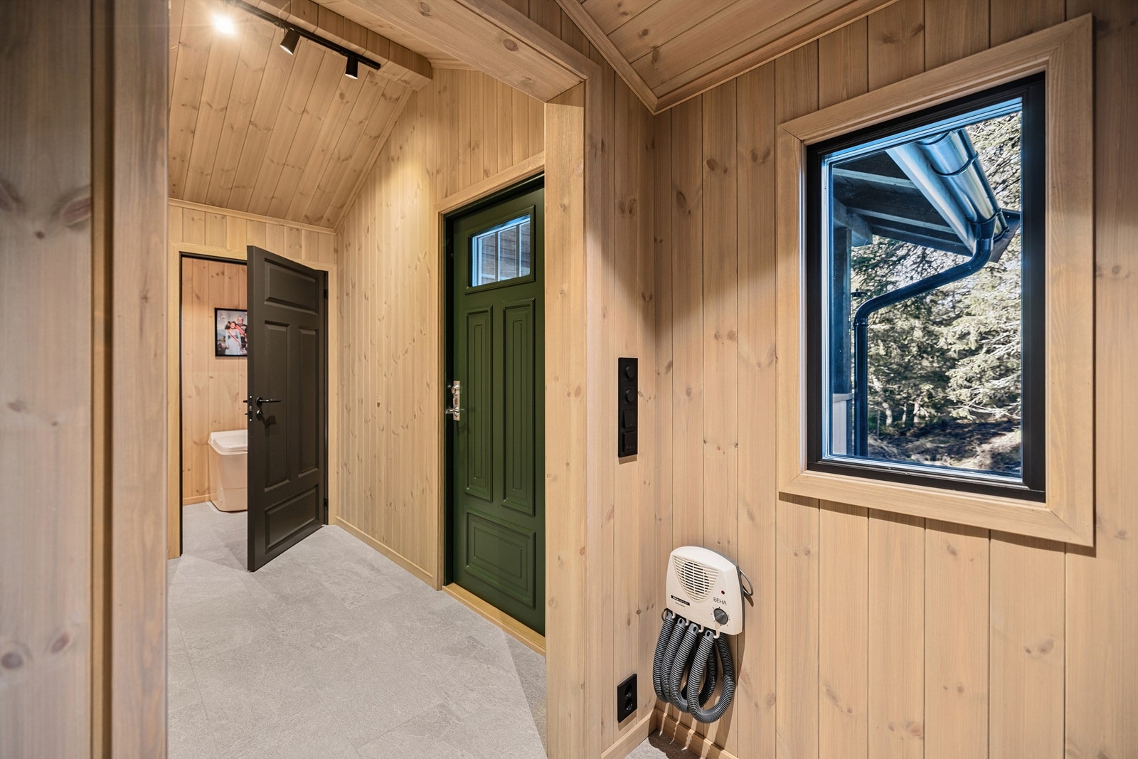 Gangen har et praktisk flislagt gulv med elektrisk gulvvarme. Harmonie ytterdør fra 2023. Galleribilde