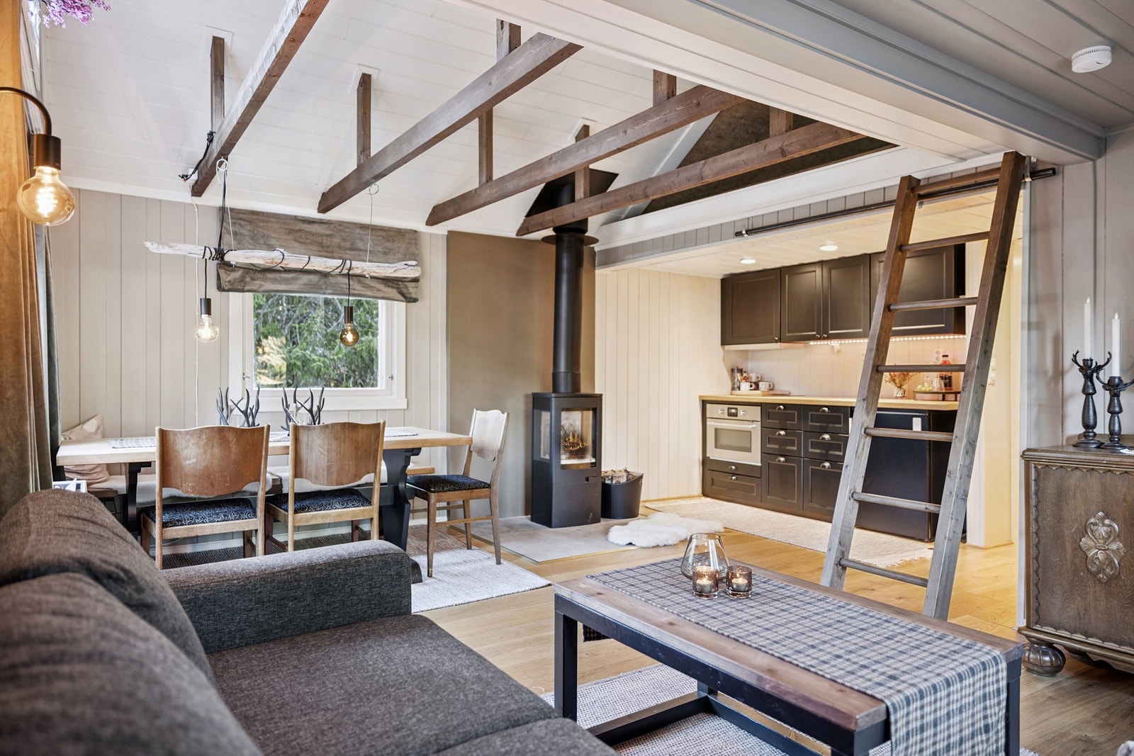 I stuen er det også installert en luft-til-luft varmepumpe fra 2023 for jevn temperatur. Galleribilde