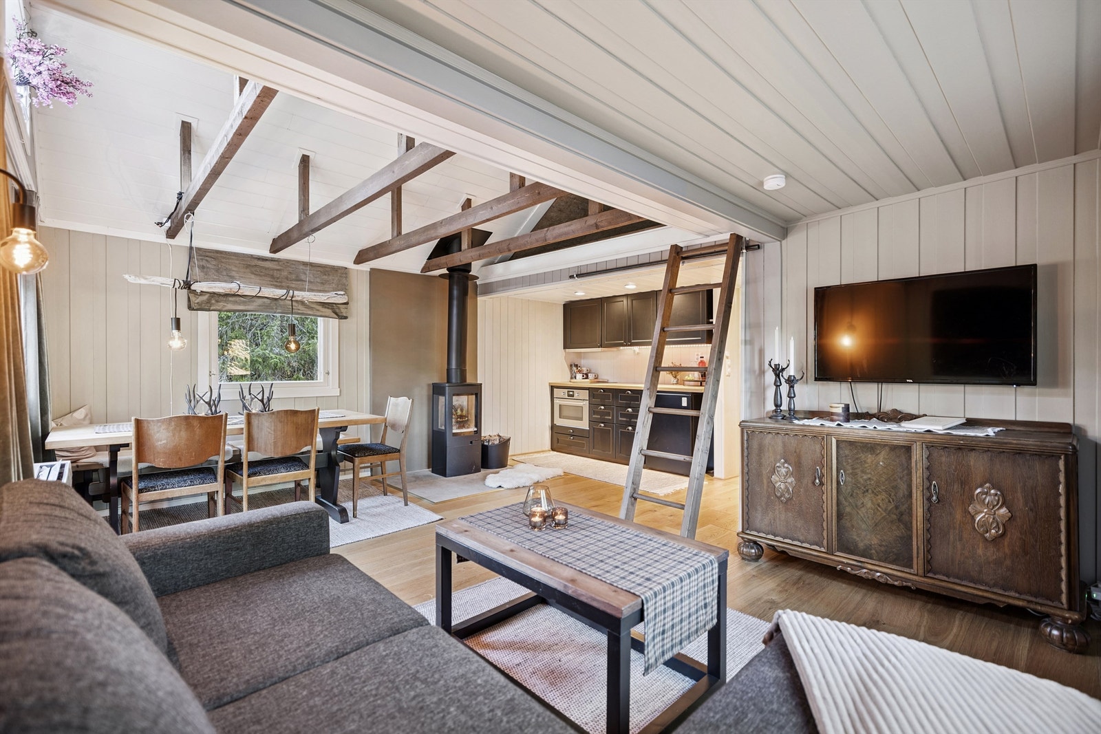 Kjøkkenet har integrert stekeovn og platetopp, samt over- og underskap. Galleribilde