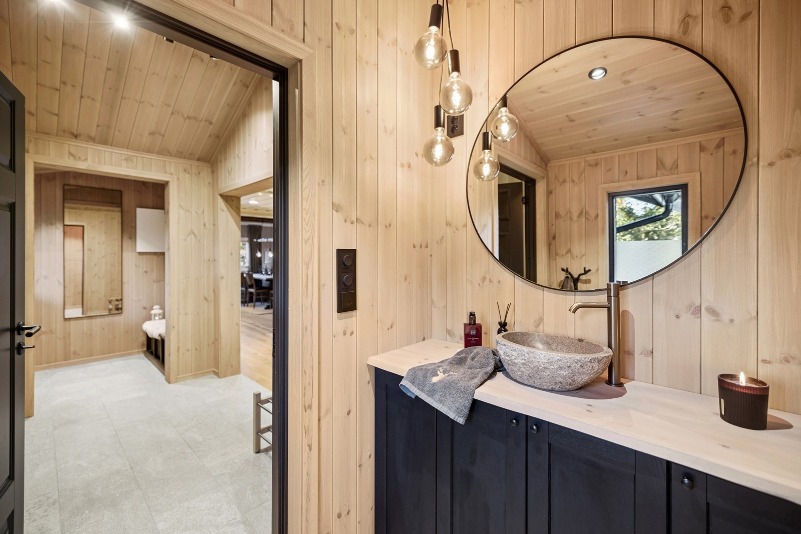 Toalettrommet ligger rett innenfor entreen og er innredet med en stilig servant og benkeplate i heltre. Galleribilde