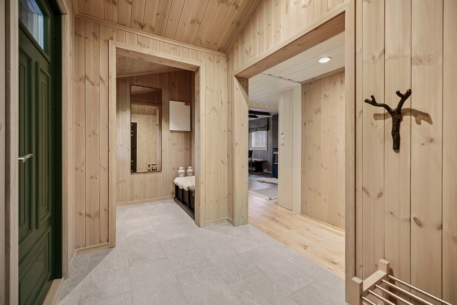 I gangen er også sikringsskapet plassert, som en del av et elektrisk anlegg oppgradert i 2014 og 2024. Galleribilde