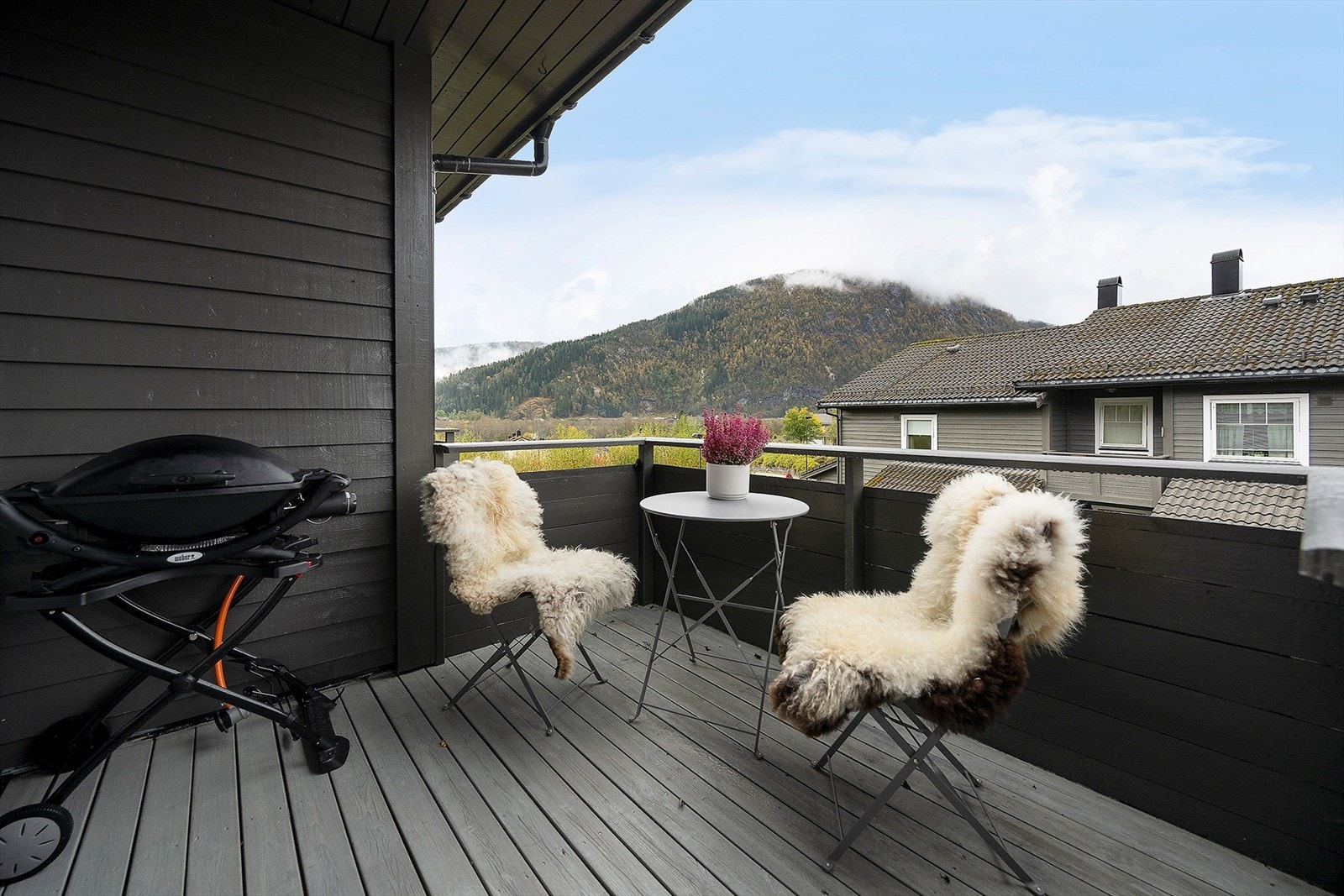 På verandaen i overetasjen er det rom for grill og diverse av utemøblement. Galleribilde