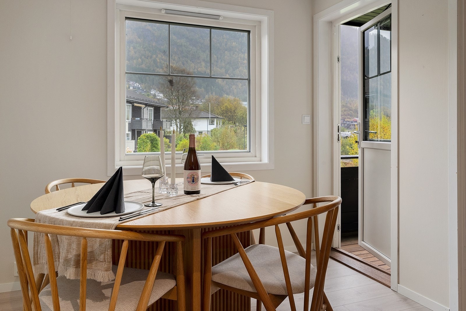 Fra spisestuen er det tilkomst til veranda på baksiden av rekkehuset. Galleribilde