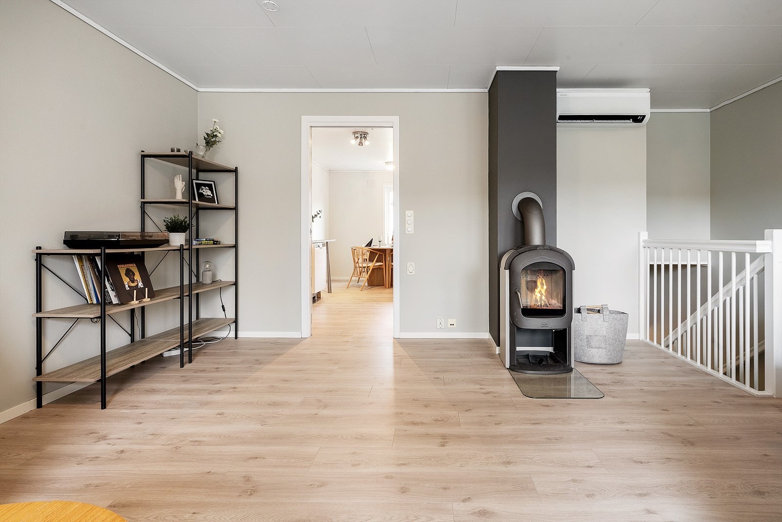 Fra stuen er det enkel tilkomst til kjøkkenet. Galleribilde