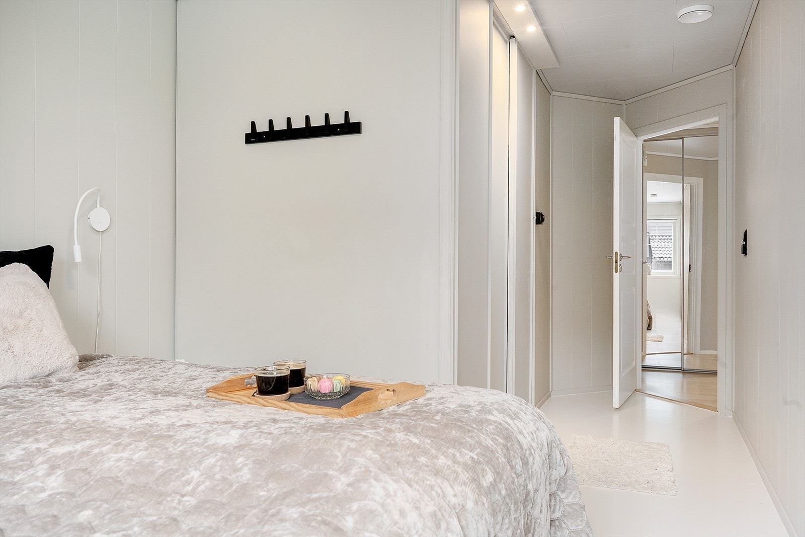 Romslig soverom med skyvedørsgarderobe. Galleribilde