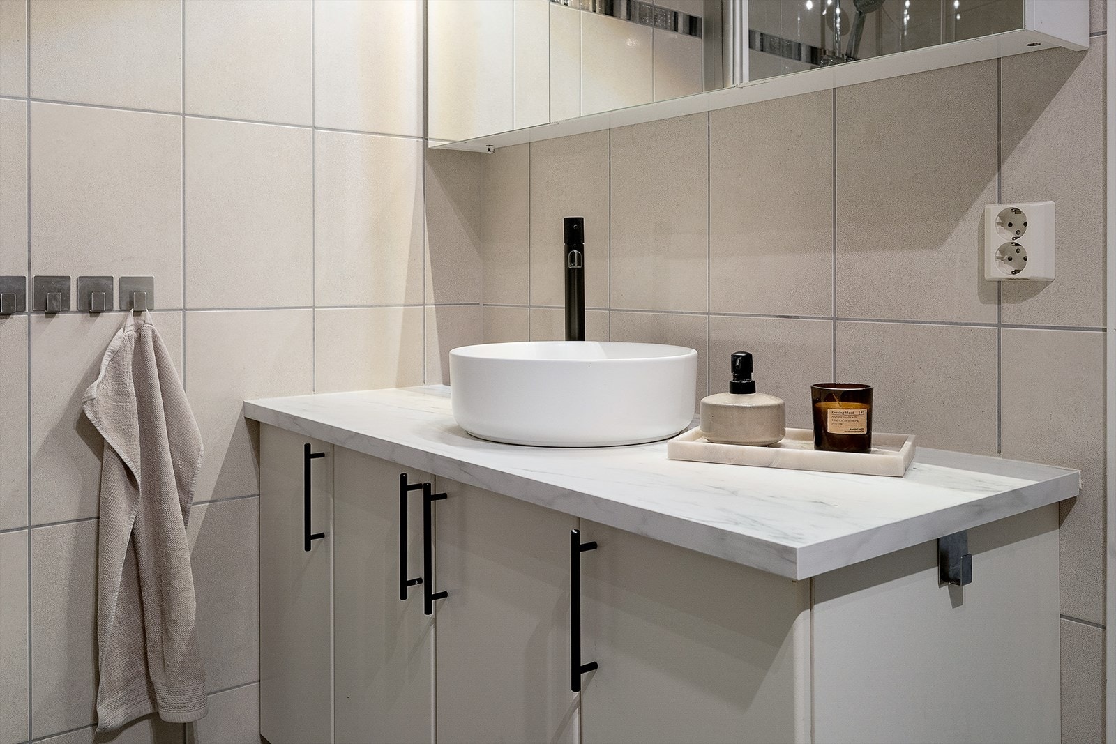 Badet har servant i underskap og speilskap med lysmatur. Galleribilde