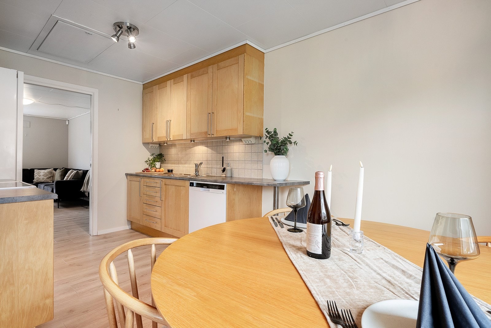 På kjøkkenet er det også spisestue, hvor det er rom for både stoler og bord. Galleribilde