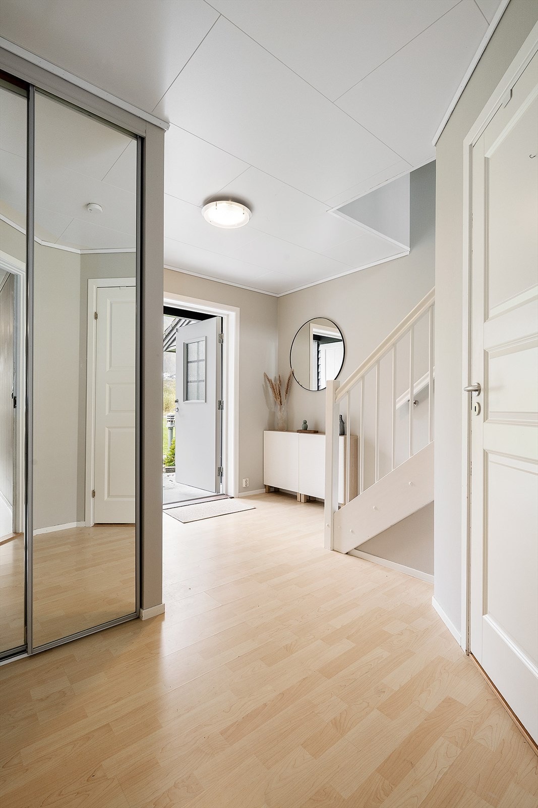 I gangen er det trapp opp til 2. etasje. Her er det også skyvedørsgarderobe med speil. Galleribilde