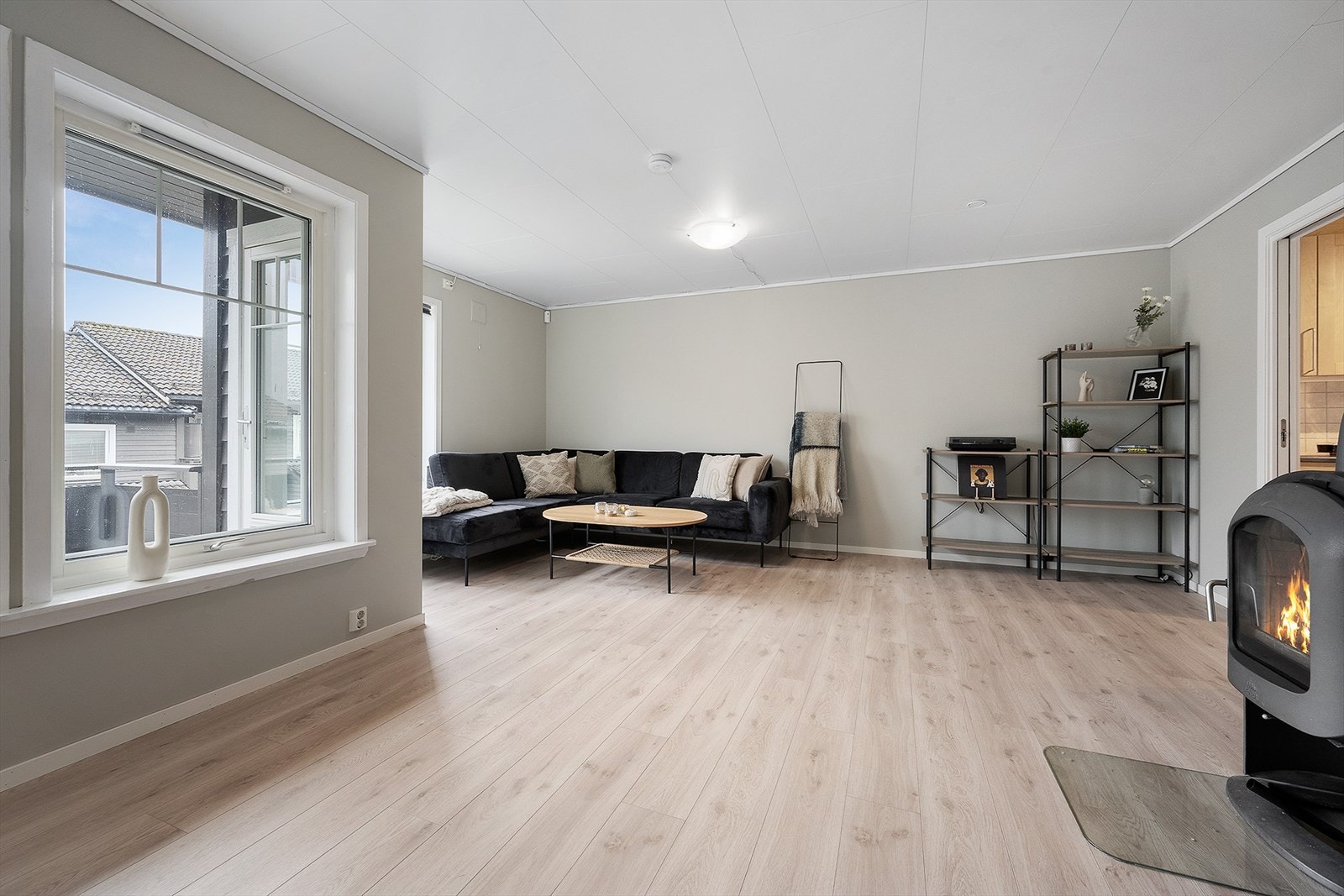 Åpen stue med god størrelse. Her finner man en vedovn som tilbyr lun varme på kalde vinterdager. Galleribilde