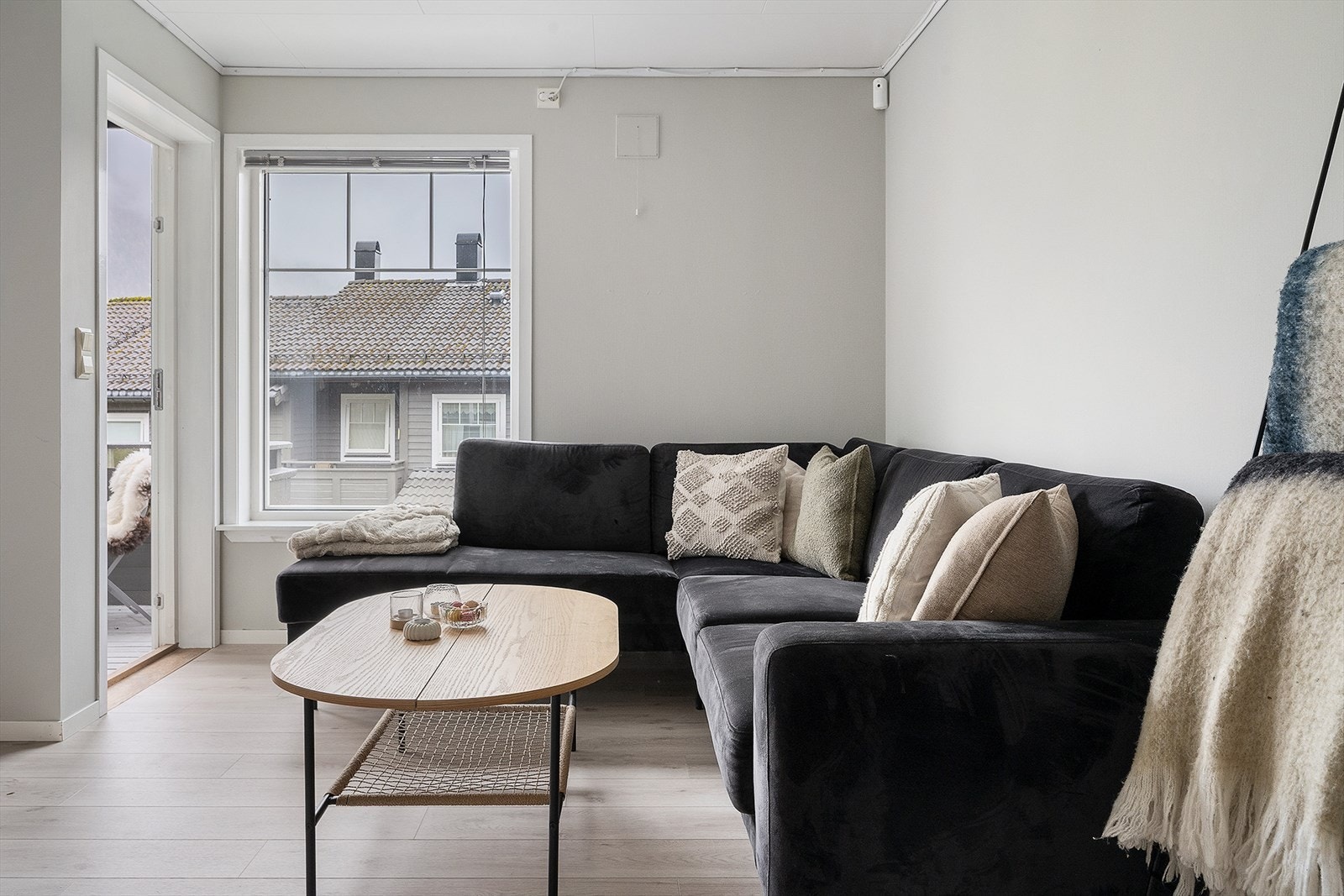 Store vindusflater gir muligheten for naturlig belysning. Galleribilde