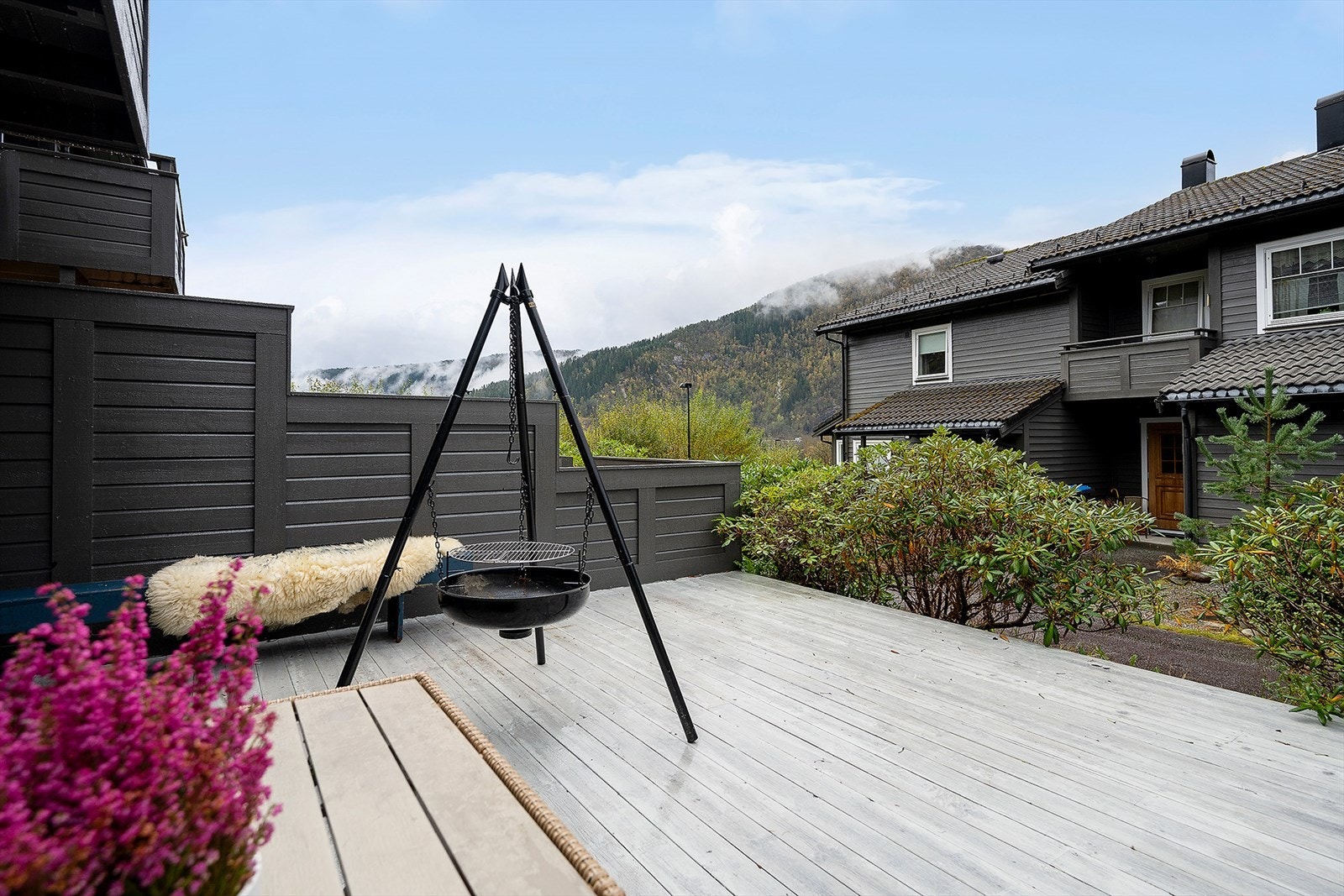 Rekkehuset ligger fint til på Viebøen med kort gangavstand til flere barnehager, Slåtten Skule og til høyskolen, samt sykehuset og dagligvarebutikk. Galleribilde