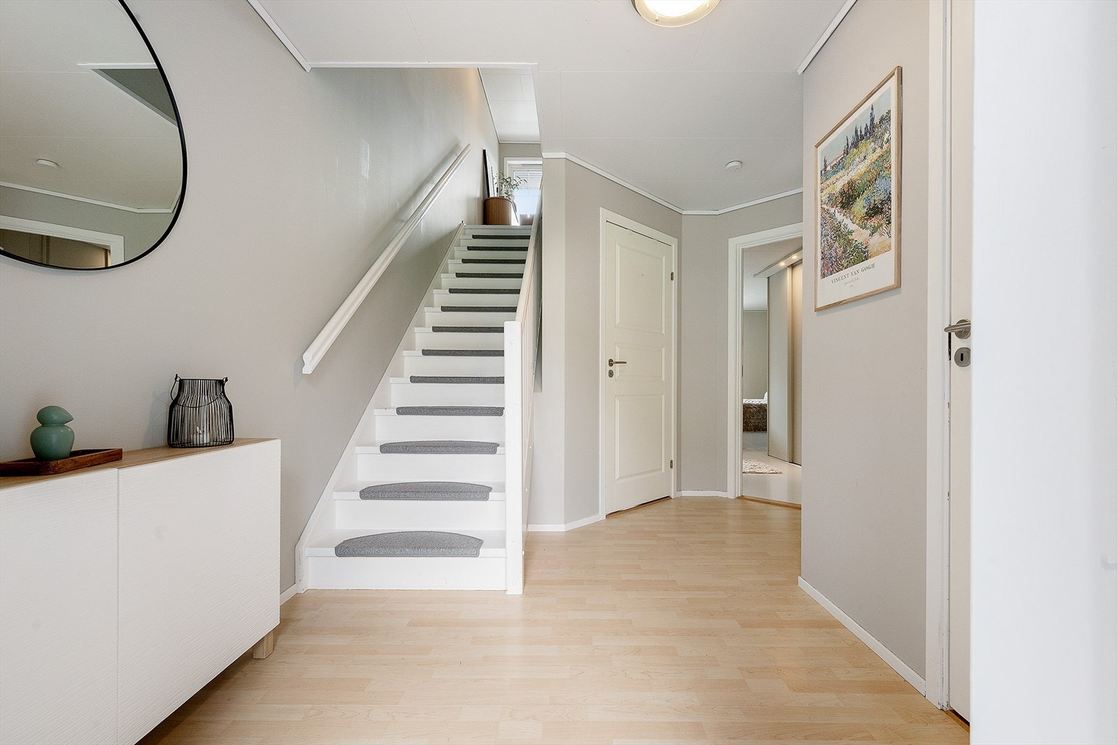 1. etasje inneholder to soverom, bad og bod. Galleribilde