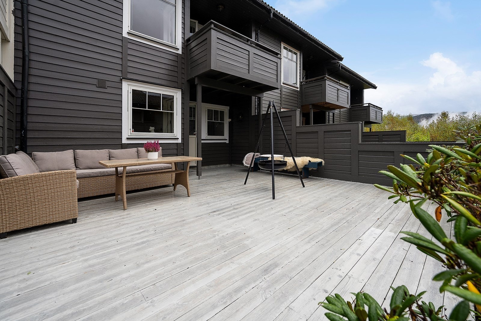 Rekkehuset har et terrasseareal på 34 kvm. Her er det god plass til utemøblement dersom dette er av ønske. Galleribilde