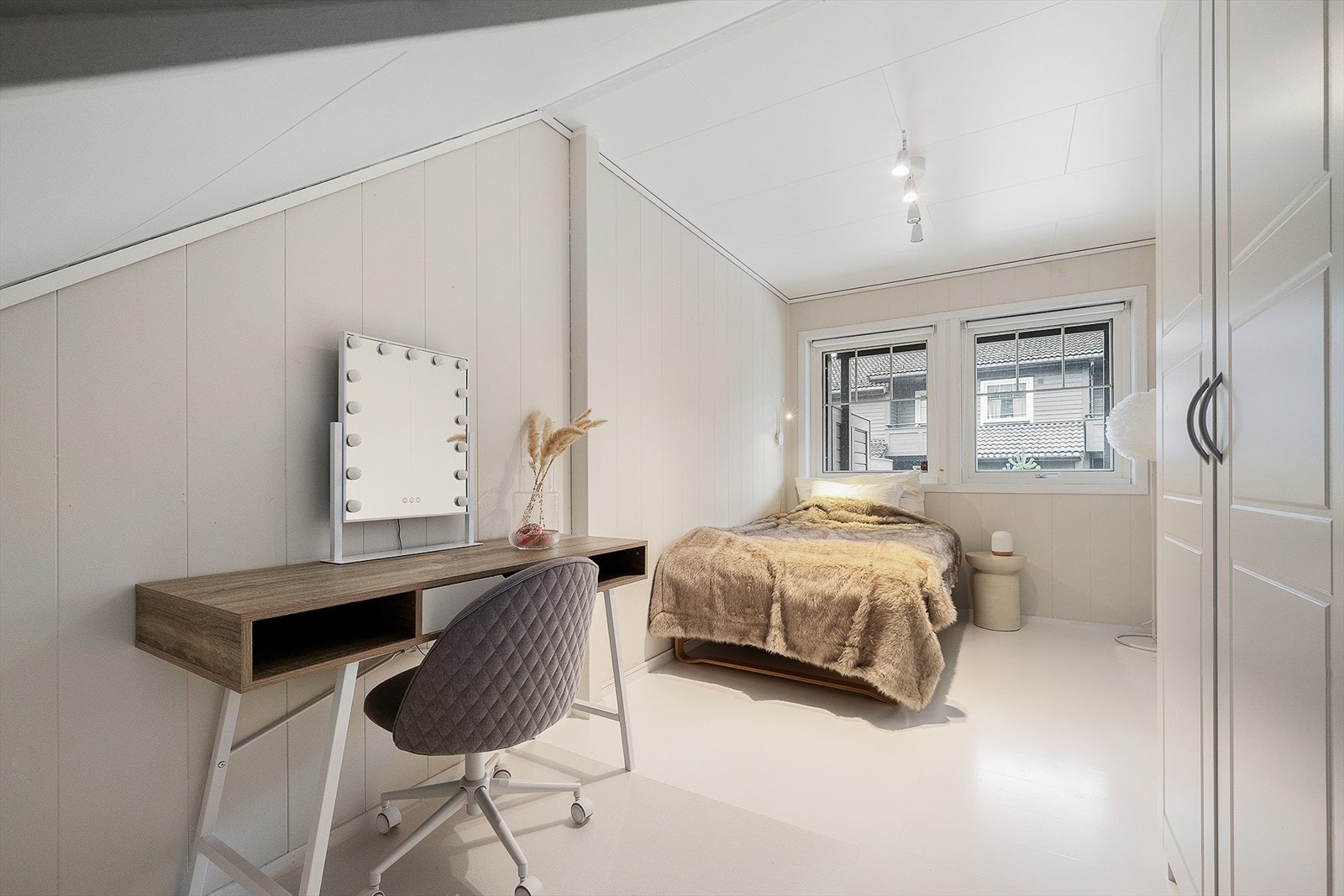 Soverom 2 i 1. etasje. Romslig soverom med garderobeskap. Galleribilde