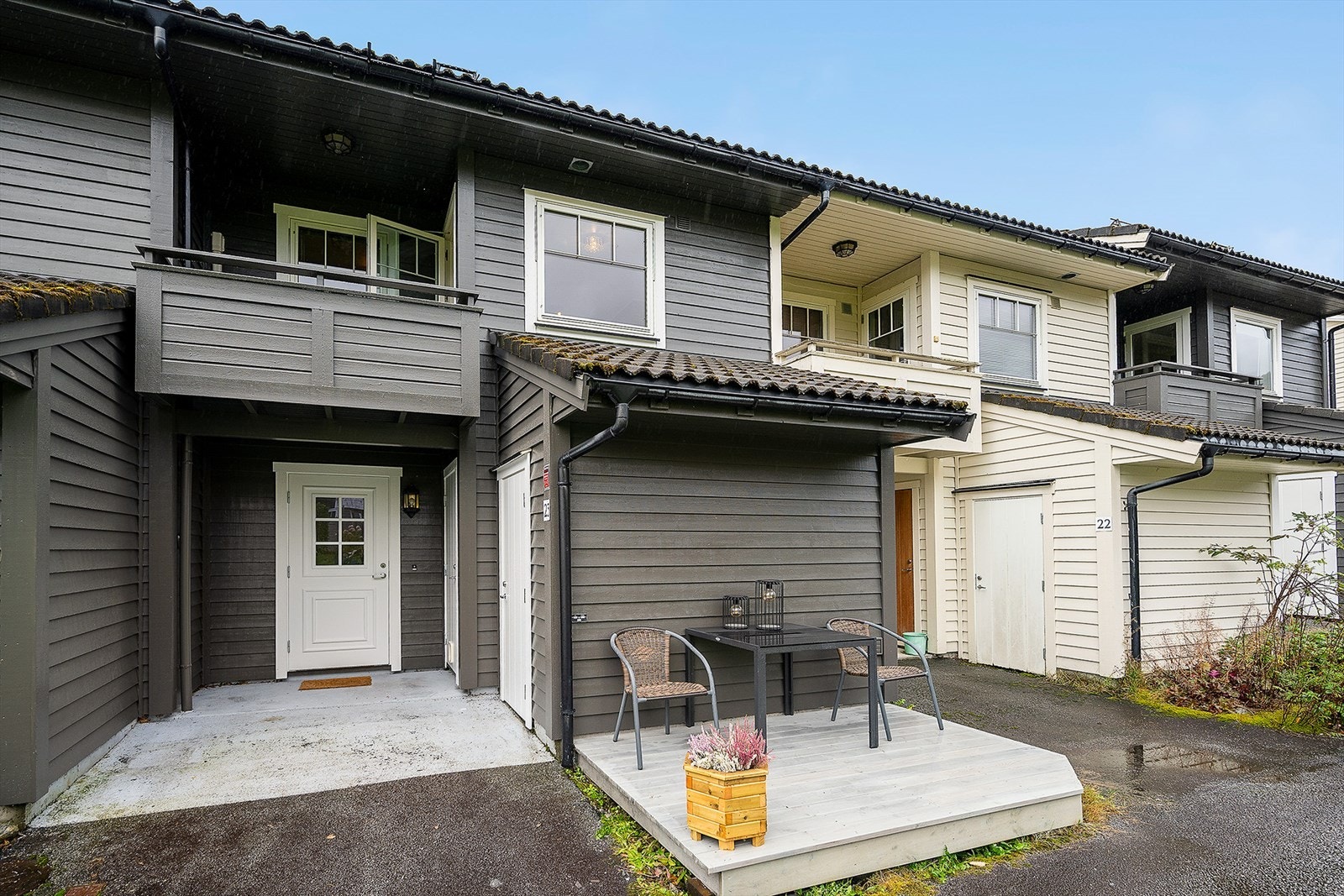 Enkelt inngangsparti med malt betongplatning. Galleribilde