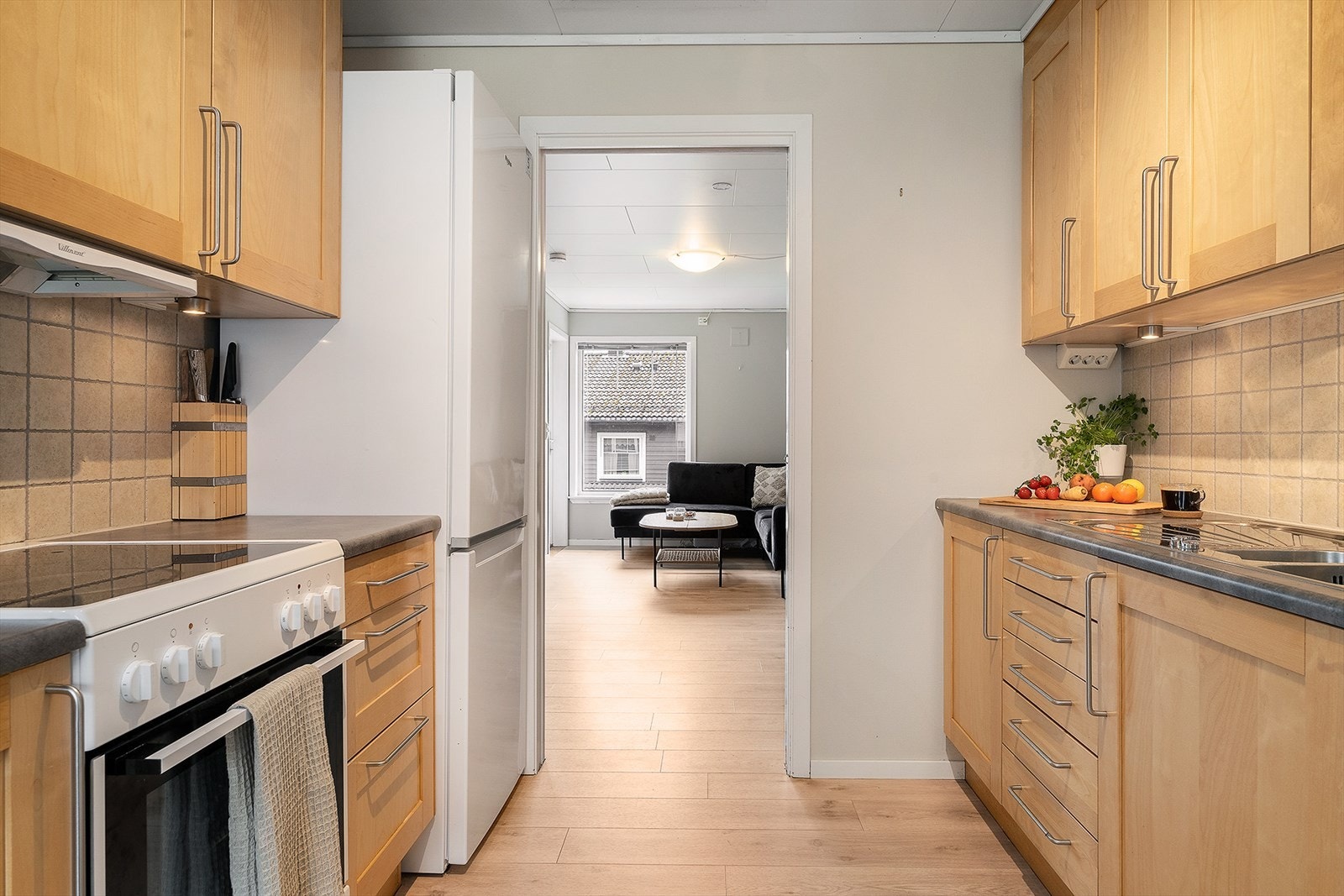 Her er det rikelig med skap- og benkeplass. Vegg mellom benkeplate og skap er flislagt. Galleribilde