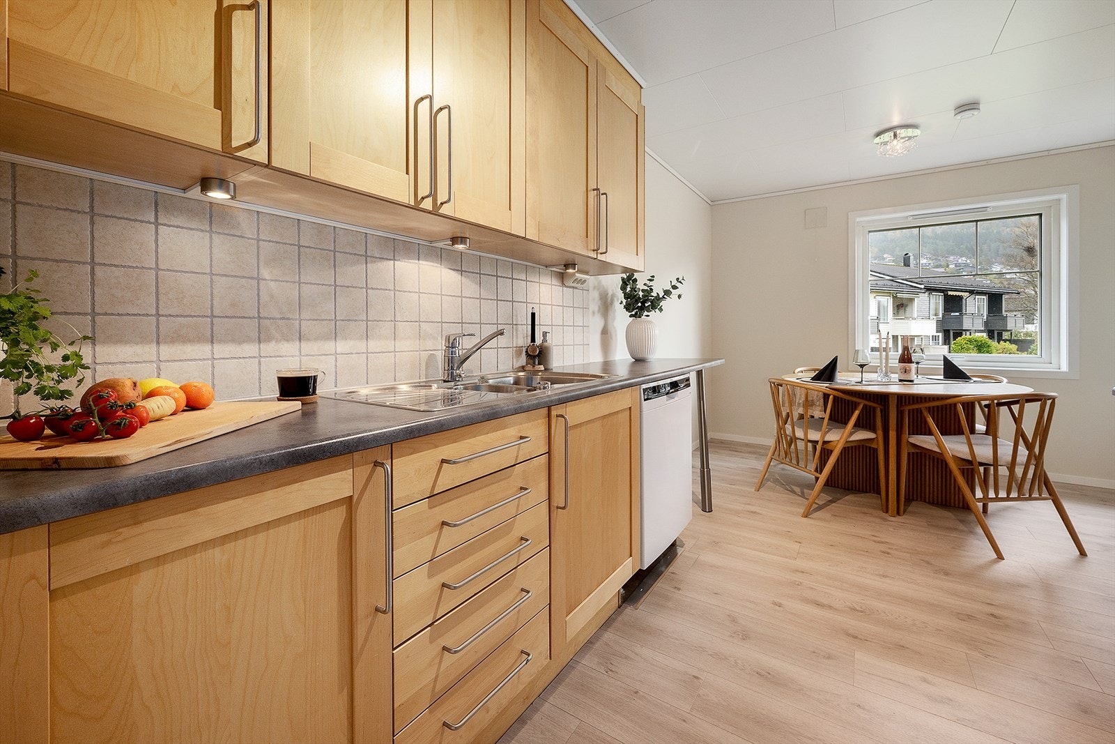 Kjøkkenet ha innredning fra Sigdal med bjørkefronter og laminert benkeplate. Galleribilde