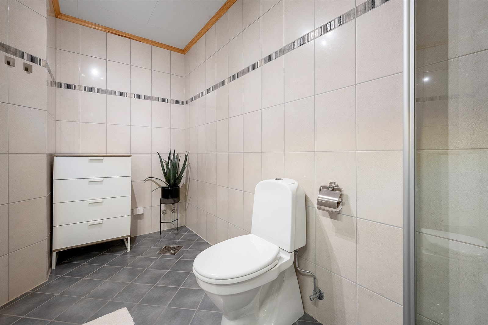 Badet har toalett og dusjhjørne. Galleribilde