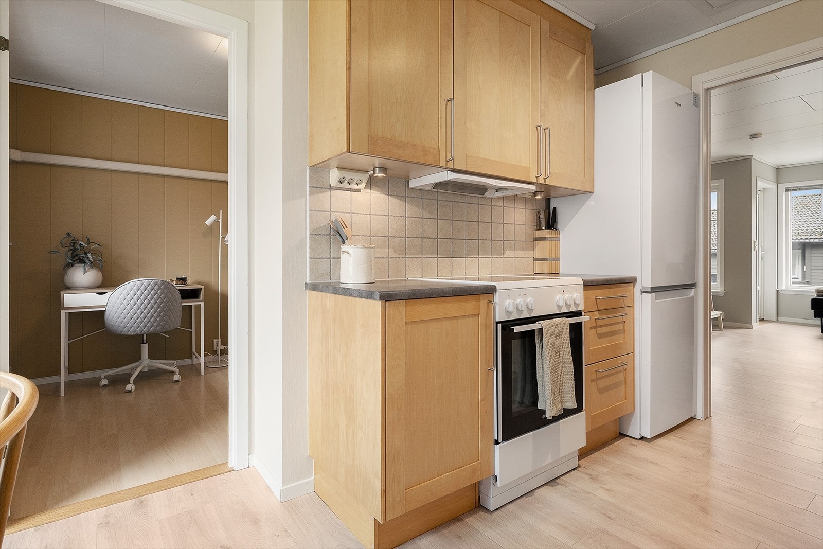 Fra kjøkkenet er det tilkomst til soverom. Galleribilde